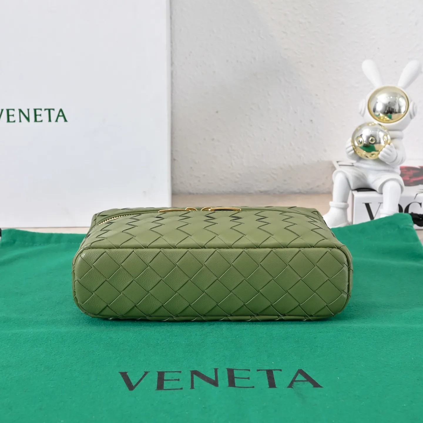 Batch 1360 Bottega Veneta 24 spring and summer woven zipper crossbody bag. A crossbody bag that can be used as a cosmetic bag. The exquisite weaving and compact body are an indispensable accessory for the upcoming summer. The double zipper also better protects the bag. It has a large capacity. If you like it, don’t miss it. Style number: 9109 Size: 22*12.5*5cm